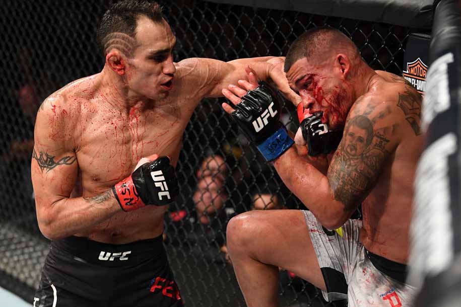 Câu chuyện chiếc áo bị Tony Ferguson tắm máu của BLV Jon Anik